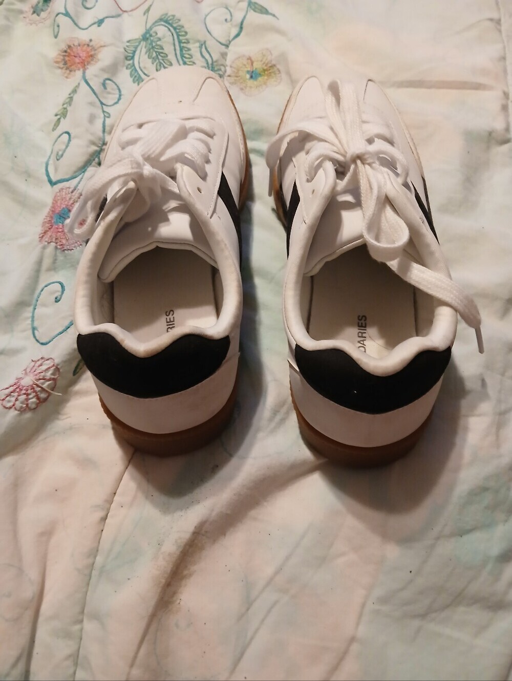 No Boundaries Ladies White Leather Sneakers with Black Side Stripe. Size 9.5 - Picture 6 of 9